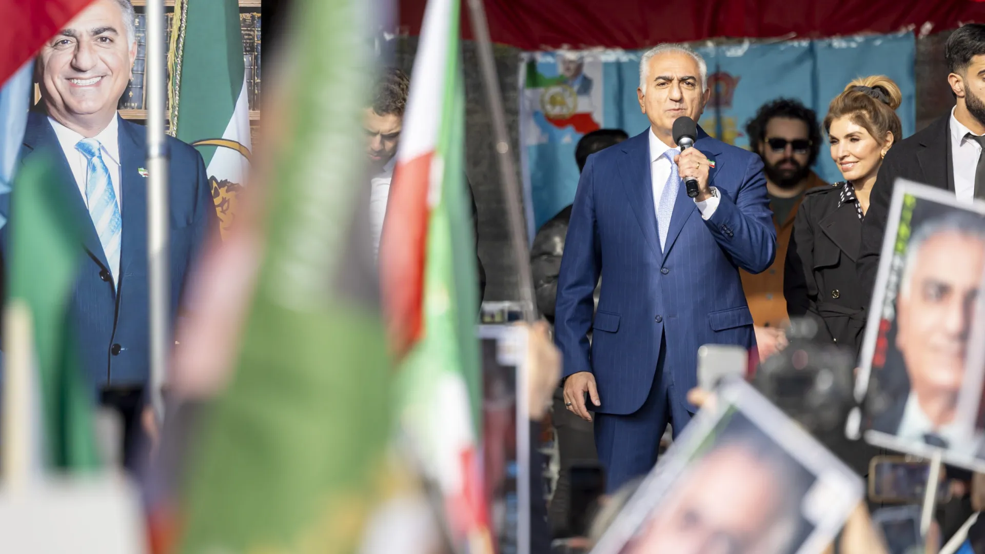 
                    Filho do xá deposto exorta a 