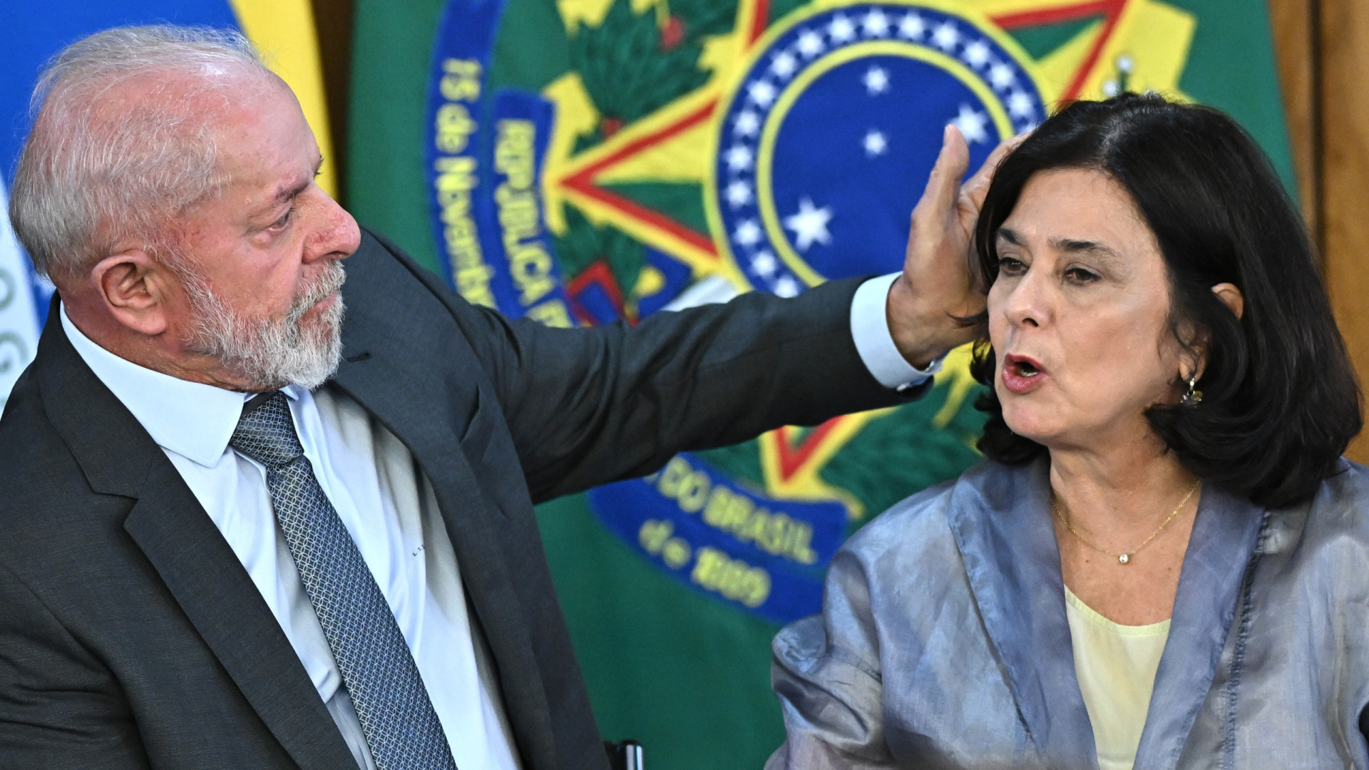 Lula da Silva demite ministra da Saúde do Brasil e anuncia substituto