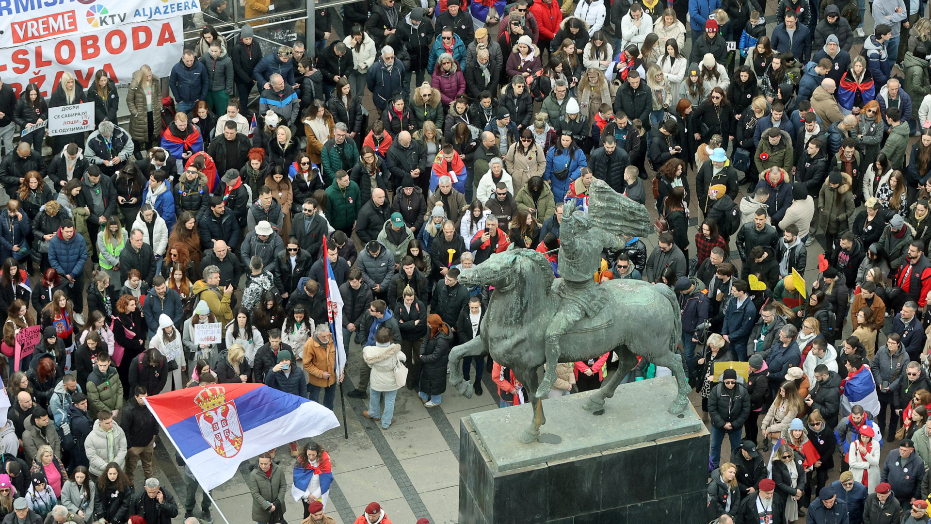 Sérvios em protesto anticorrupção contra regime autoritário de Vucic