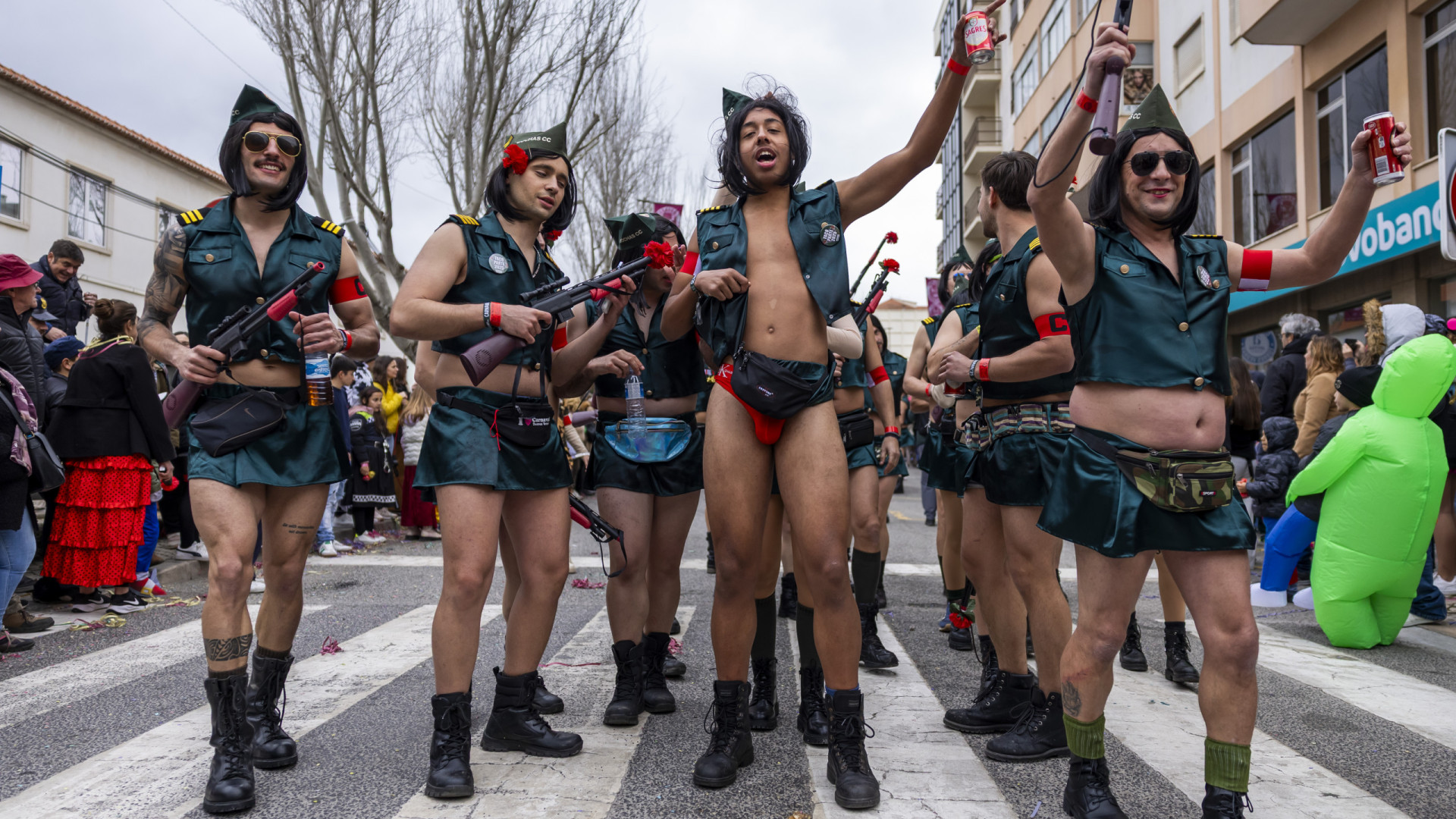 Milhares de mascarados divertem-se no Carnaval de Torres Vedras