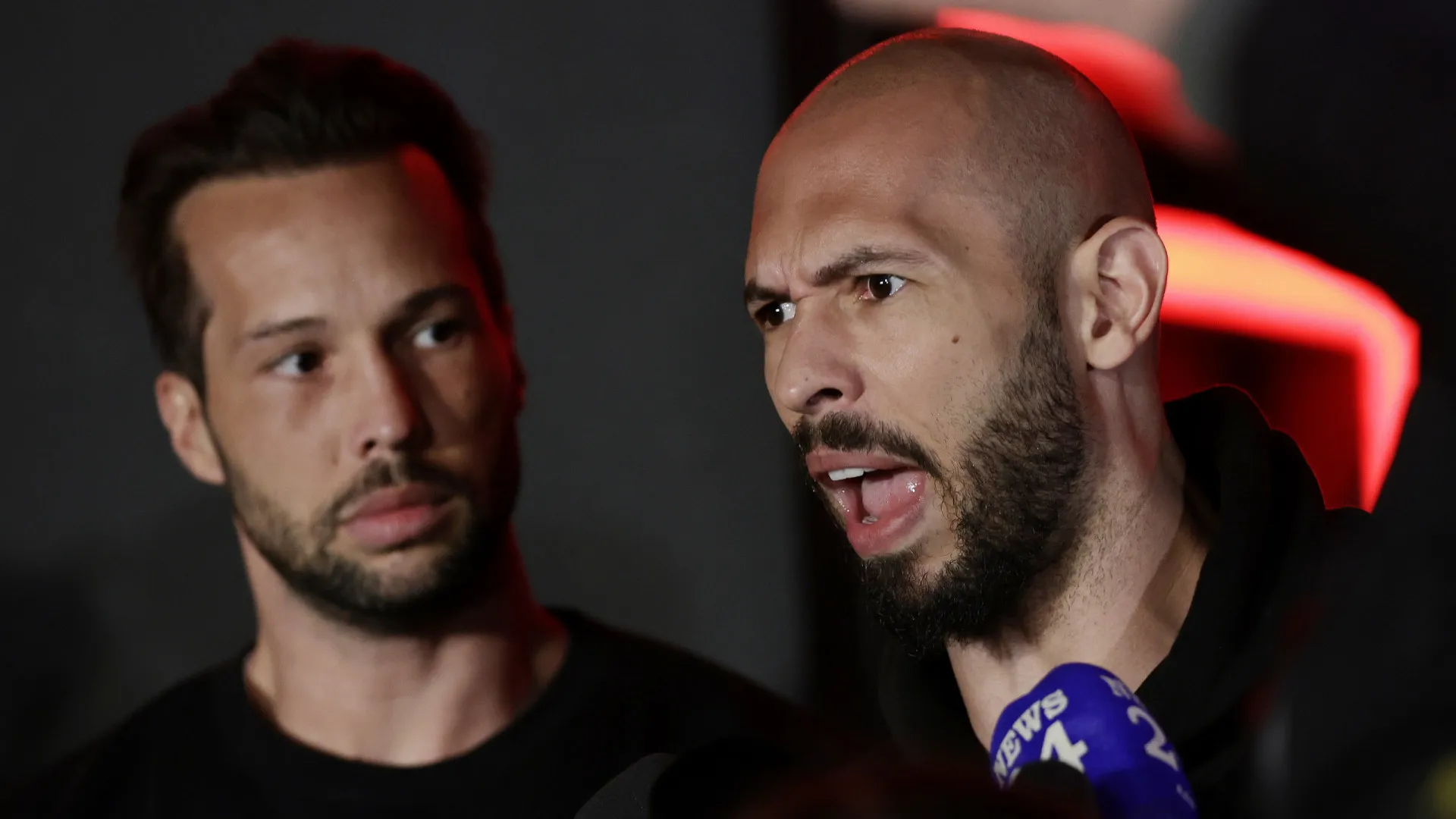 Andrew Tate publica mensagens racistas e anti-ocidentais em visita a Hong Kong