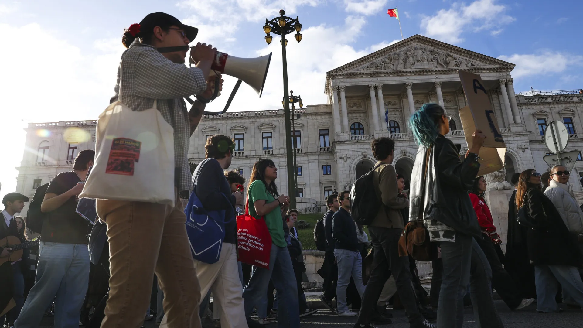 
                    Milhares de estudantes esperados hoje em Lisboa para manifestação nacional
                