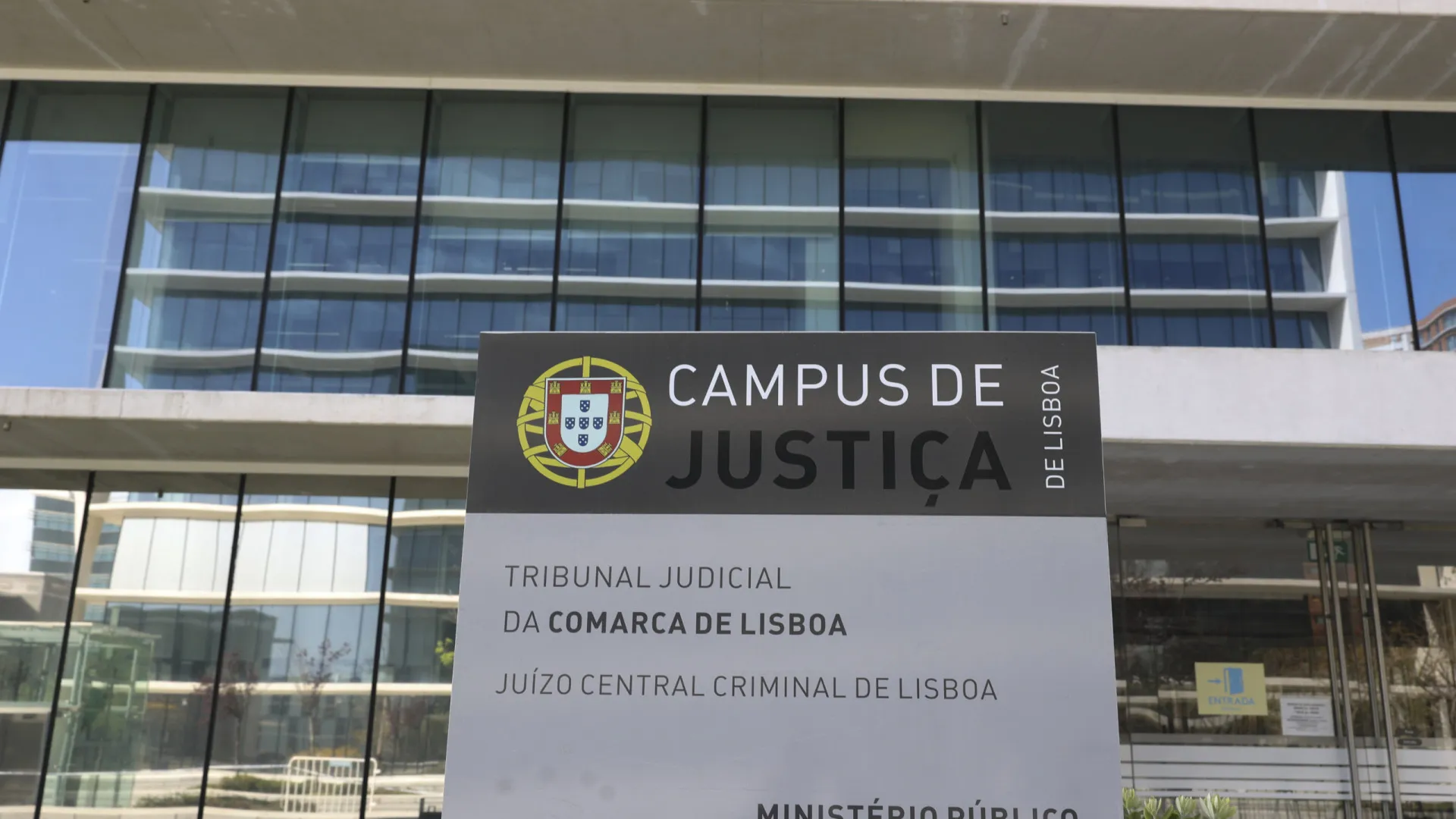 
                    Homem acusado de triplo homicídio em barbearia começa a ser julgado
                