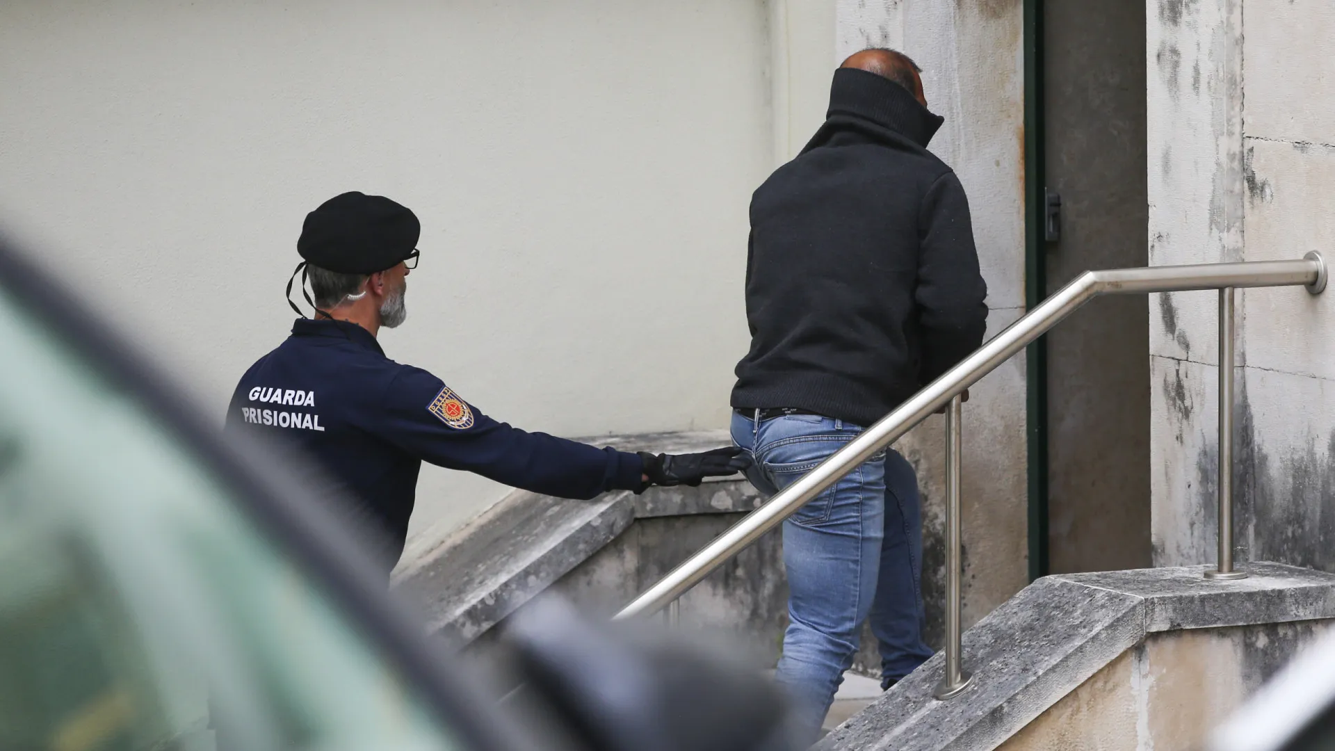 
                    Guardas prisionais têm 