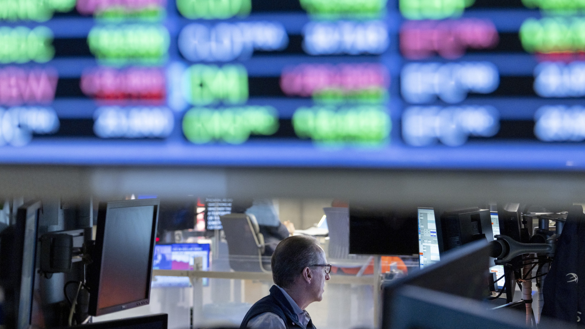 Wall Street fecha semana sem rumo mas com novo recorde do Nasdaq