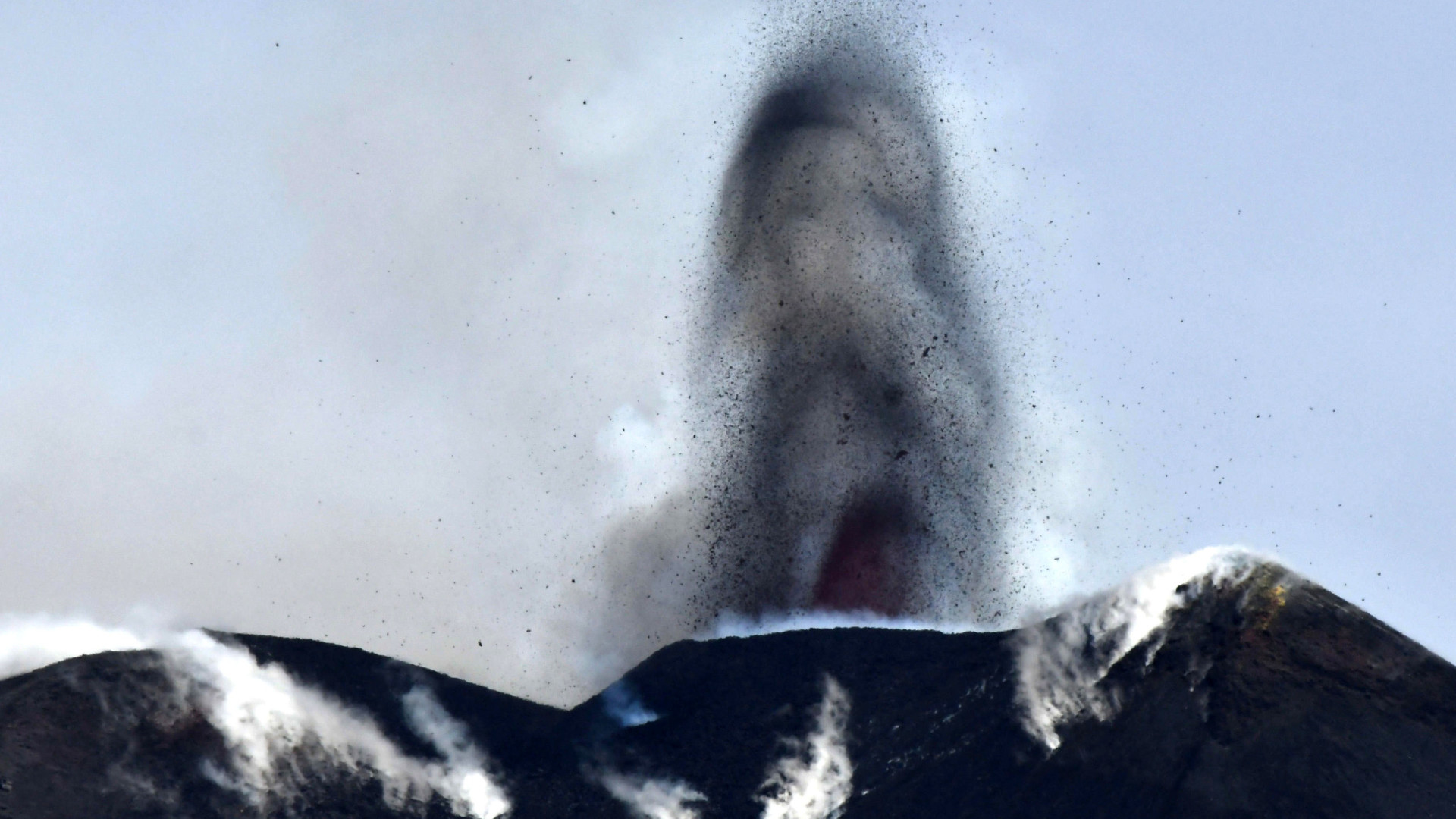 Erupção do vulcão Etna com explosões de cinzas, rocha e magma