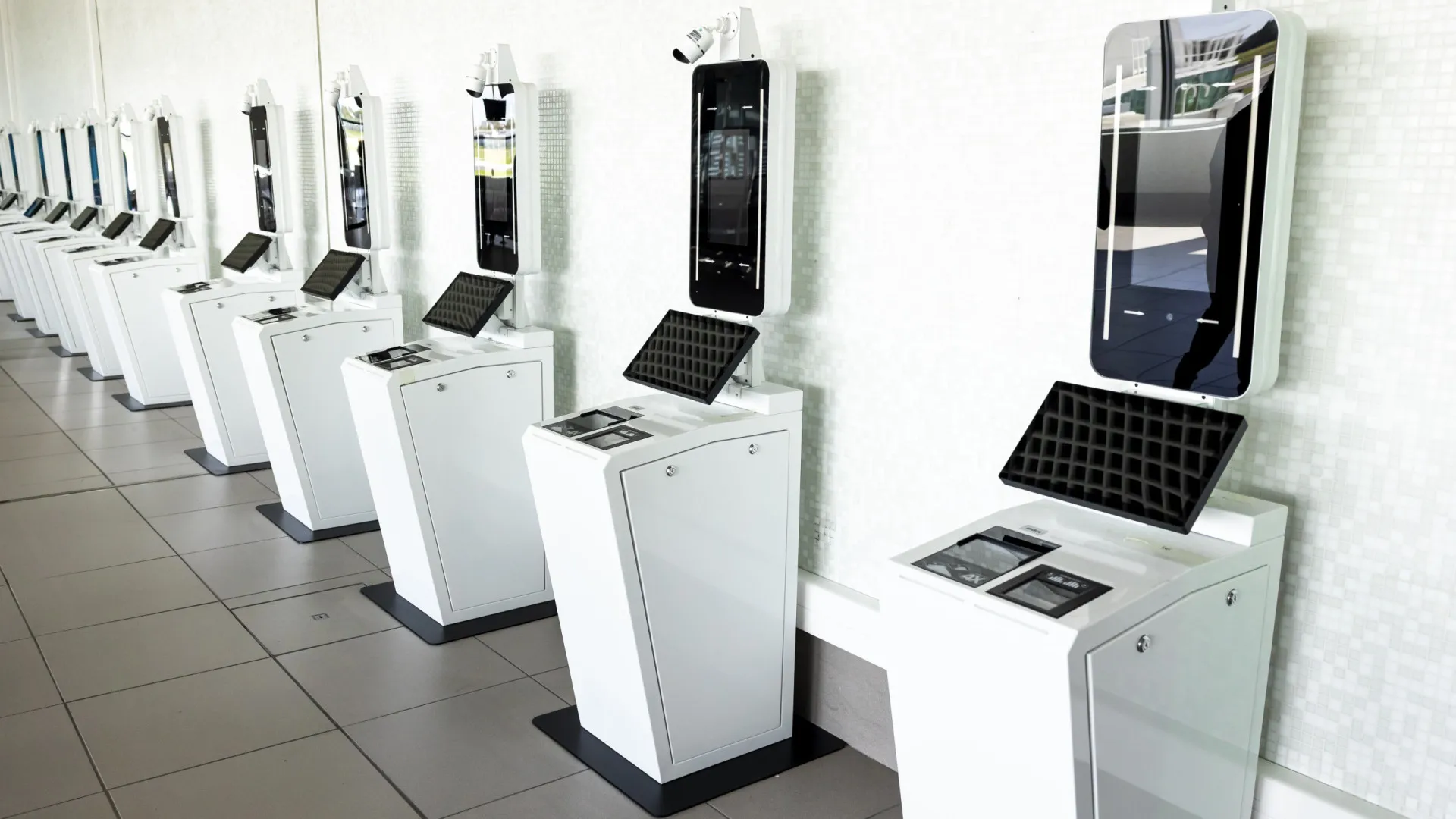 
                    Aeroporto de Lisboa vai ser reforçado com 10 militares da GNR no sábado
                