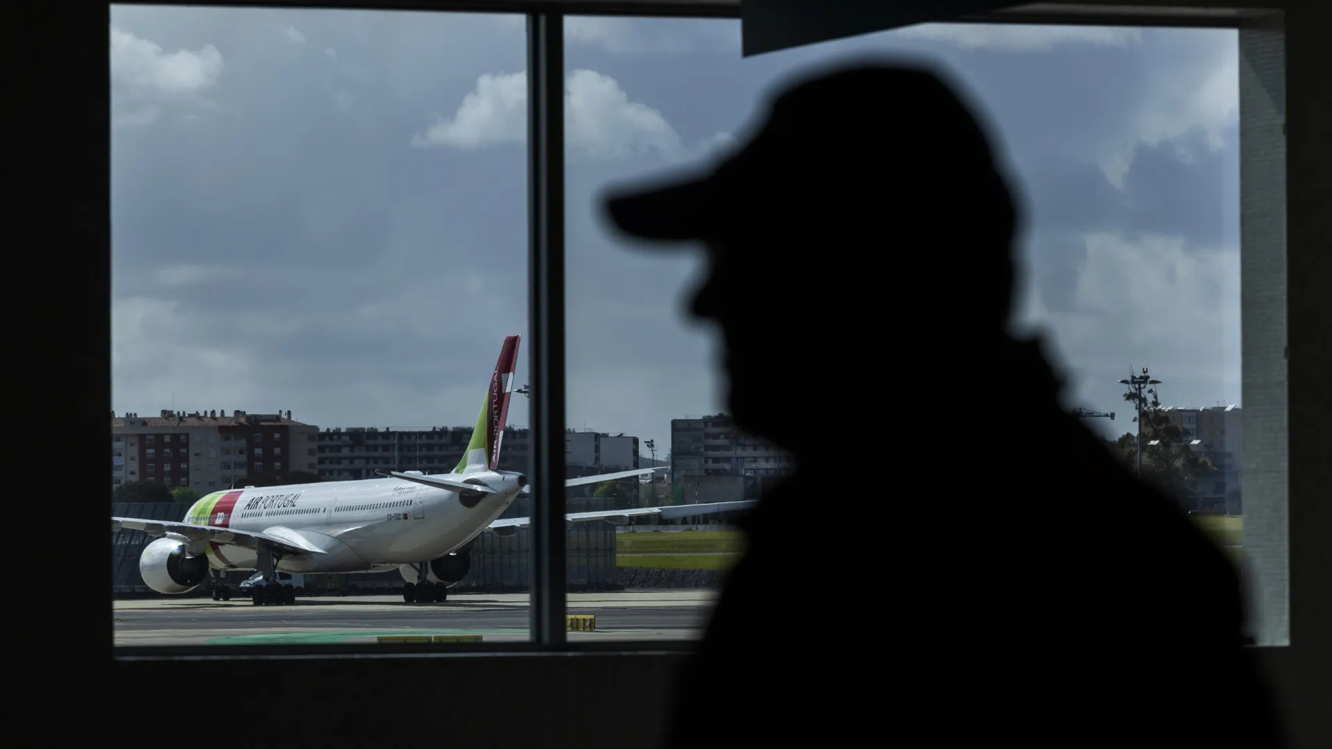 
                    Pilotos da aviação civil decidem hoje se aderem à greve geral
                