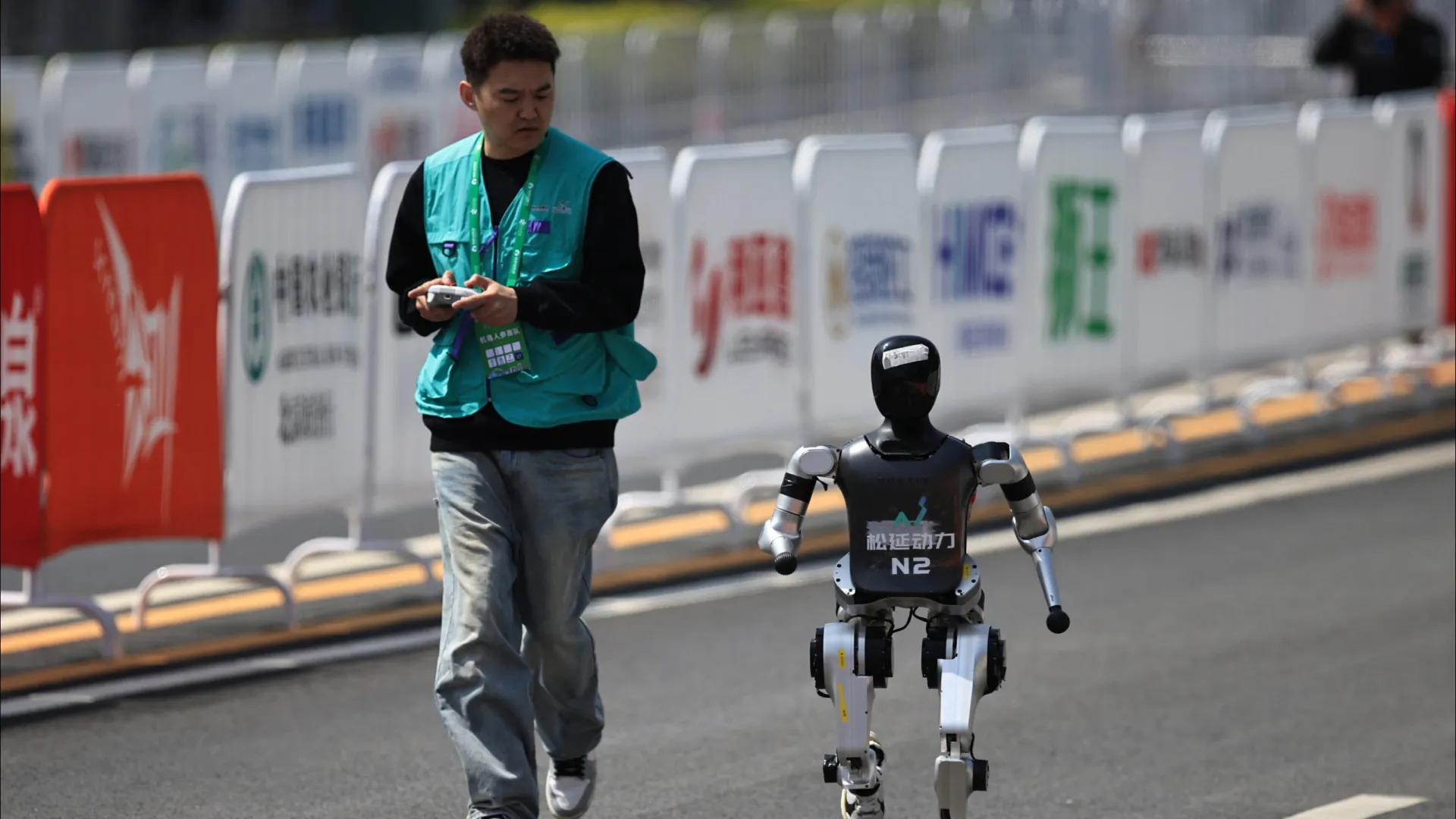 China reúne mais de 300 robôs em meia maratona em Pequim