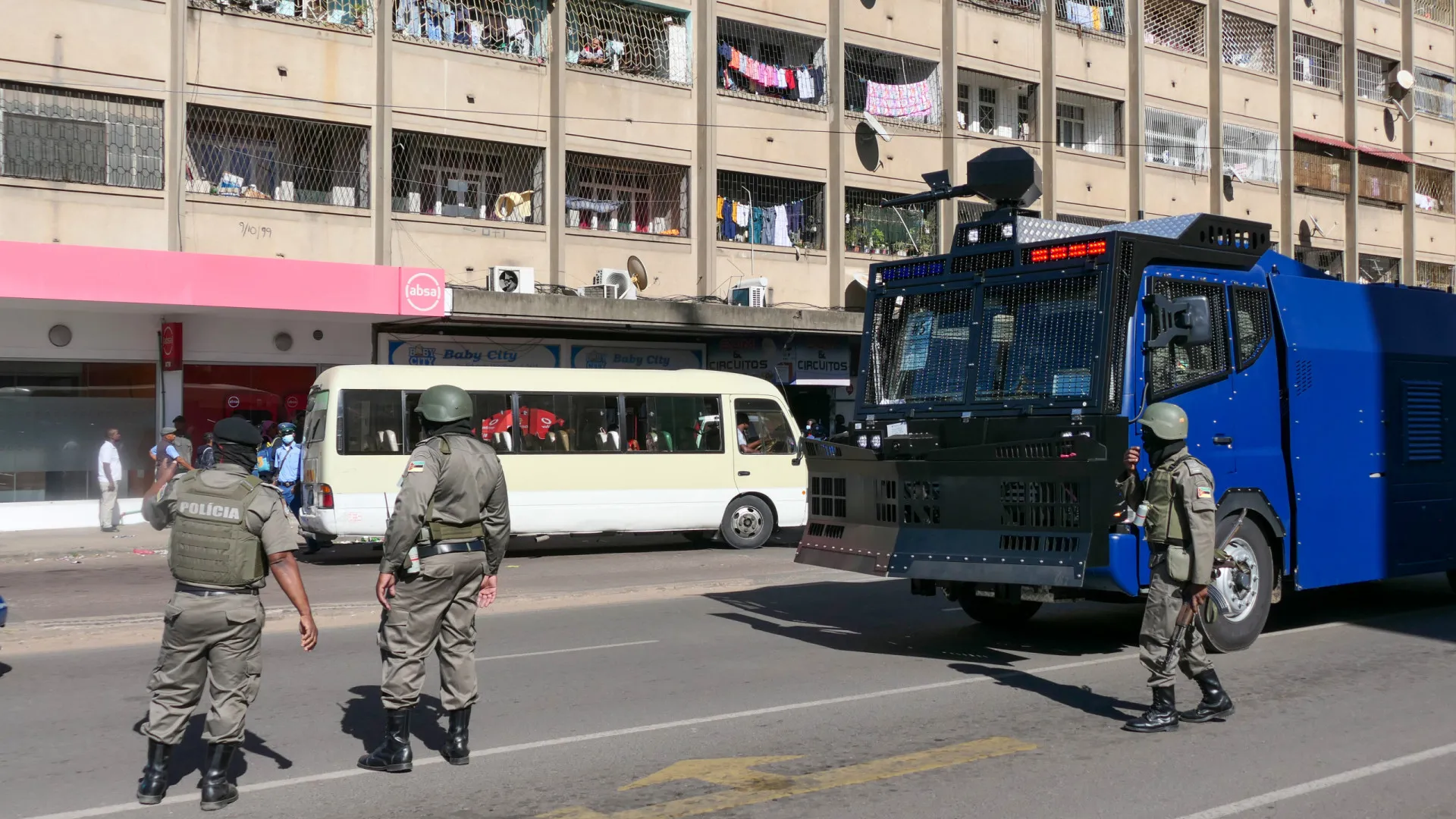 
                    Moçambique. Decorre trabalho 