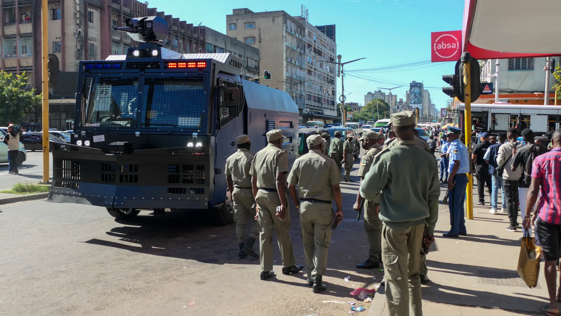 
                    Polícia moçambicana recolhe armas ilegais para travar 