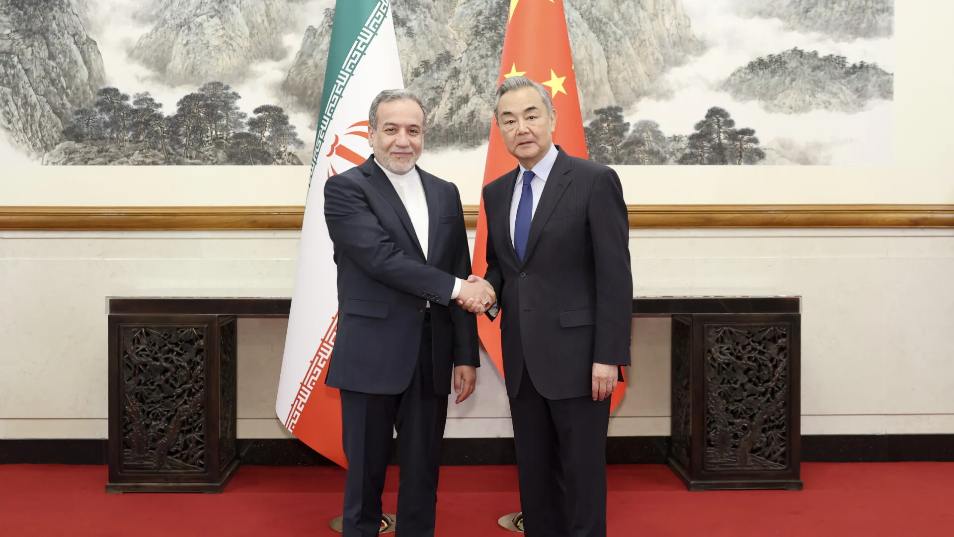Wang Yi assegura a Teerão apoio de Pequim à defesa da soberania iraniana