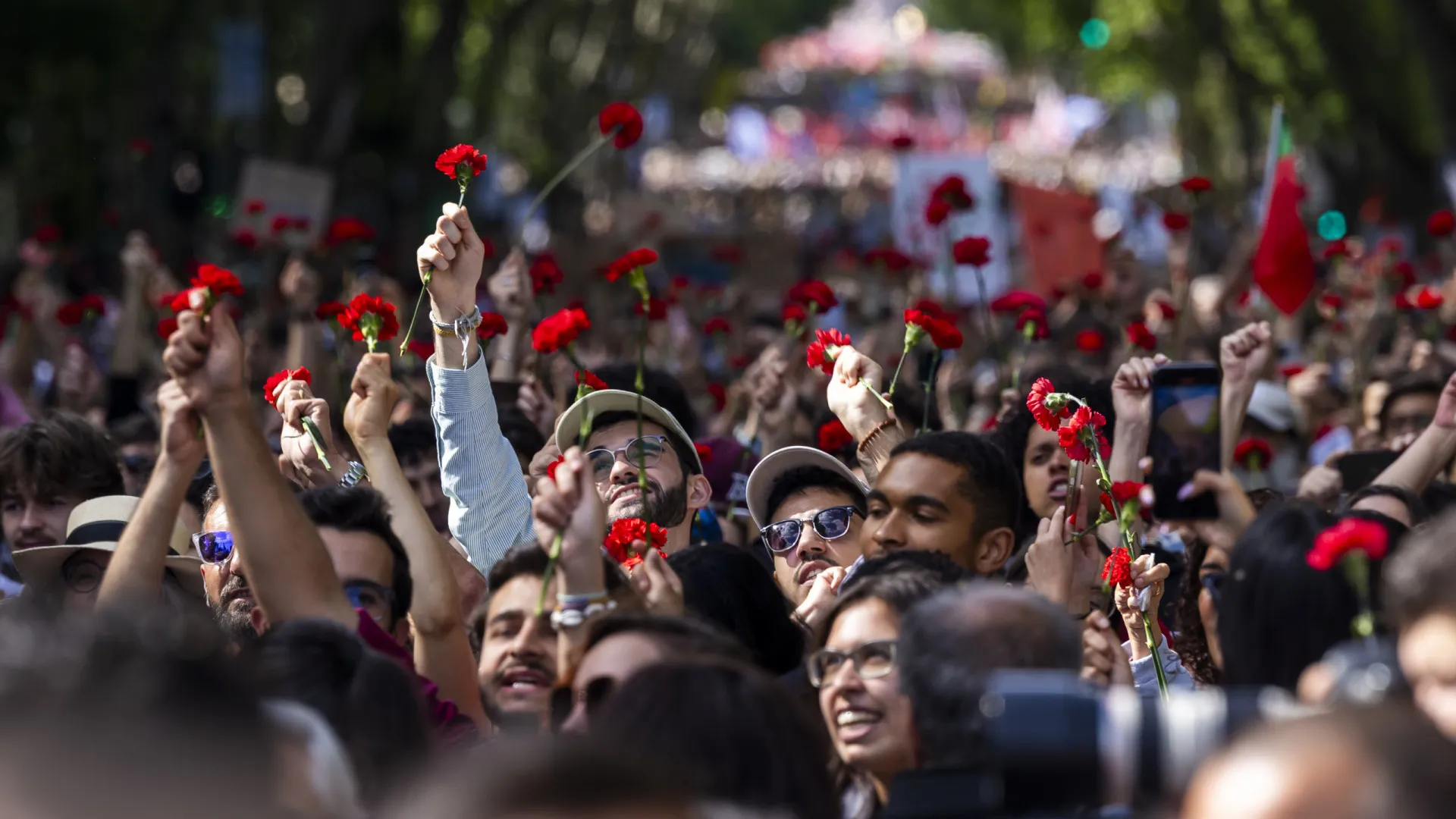 Desfile do 25 Abril chegou ao Rossio após descida da Avenida. As imagens