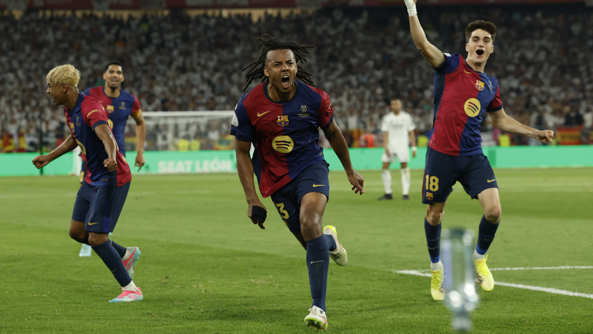 Oficial: Jules Koundé renova com o Barcelona até 2030