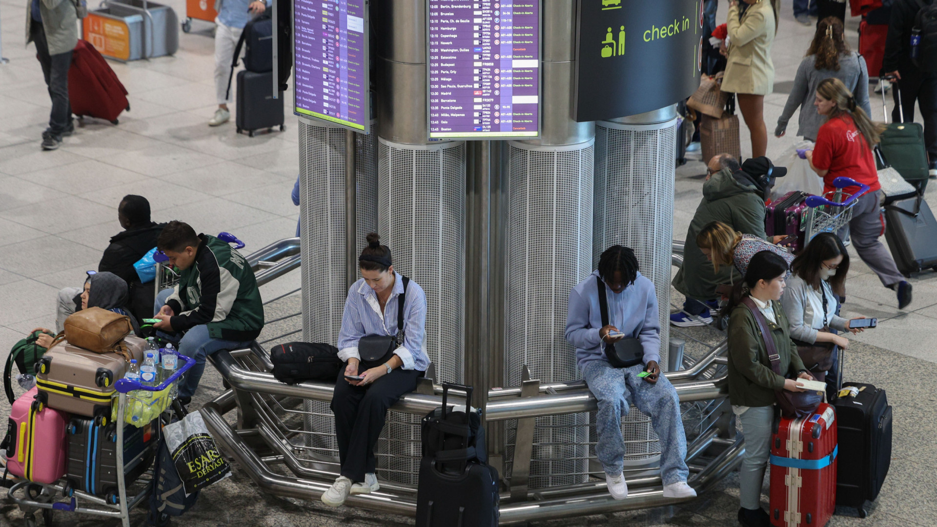 Constrangimentos nos postos fronteiriços geram filas no Aeroporto de Lisboa