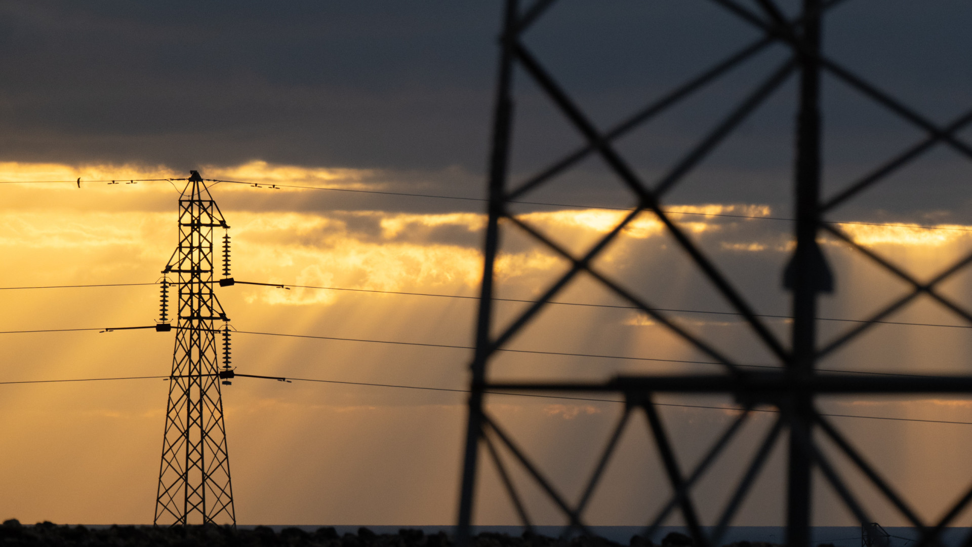 Rede europeia que gere redes elétricas cria comité para investigar apagão