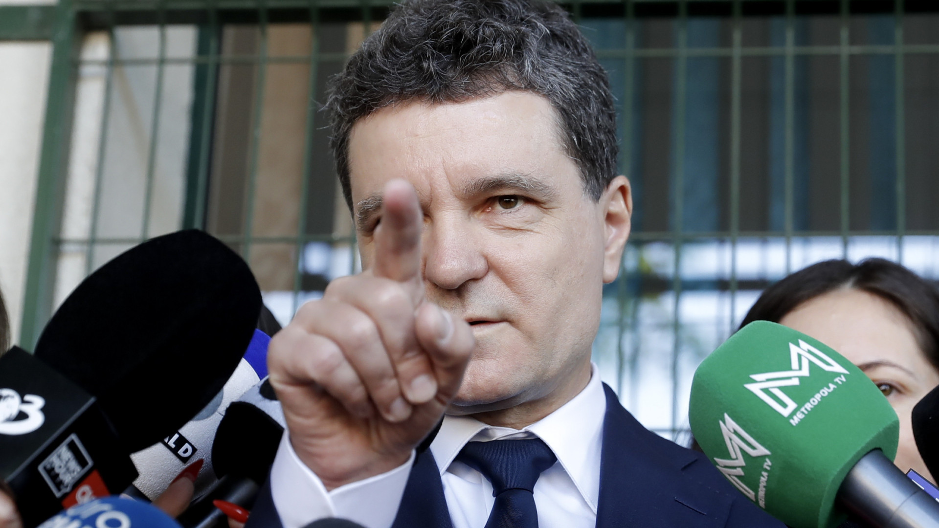 Roménia. Pró-europeu Nicusor Dan passa à 2.ª volta com George Simion