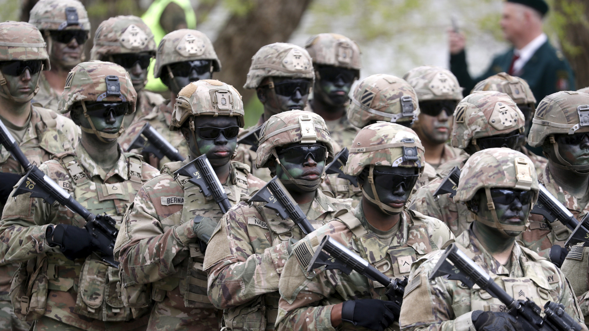 Pentágono determina retirada de até mil militares transgénero do Exército