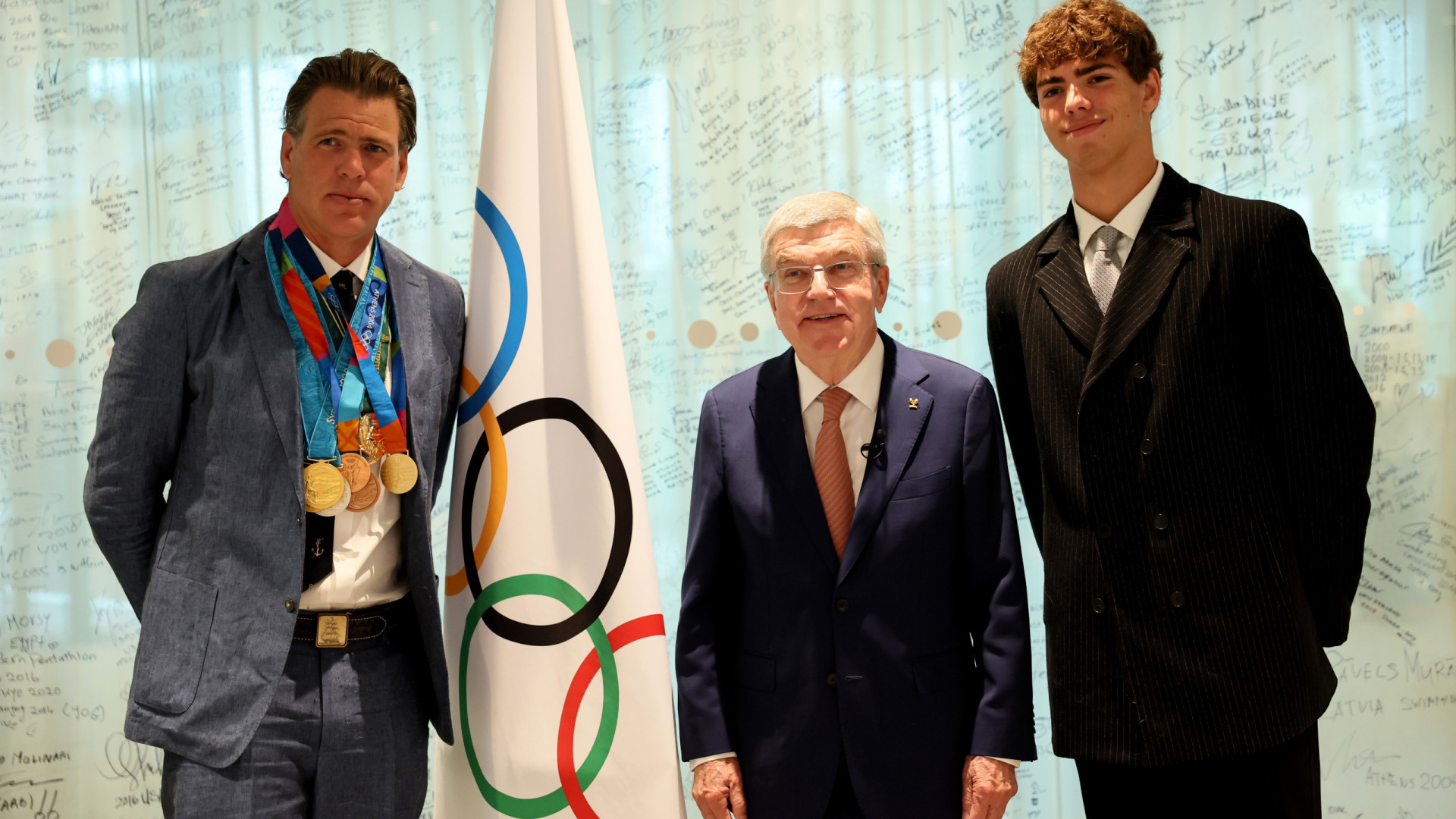 Gary Hall Jr. recebe réplicas das 10 medalhas perdidas nos incêndios