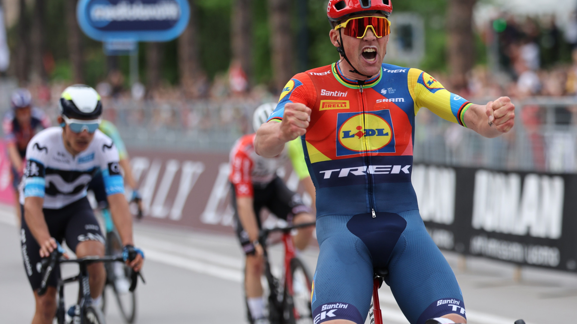 Mads Pedersen vence etapa inaugural do Giro e é o primeiro líder