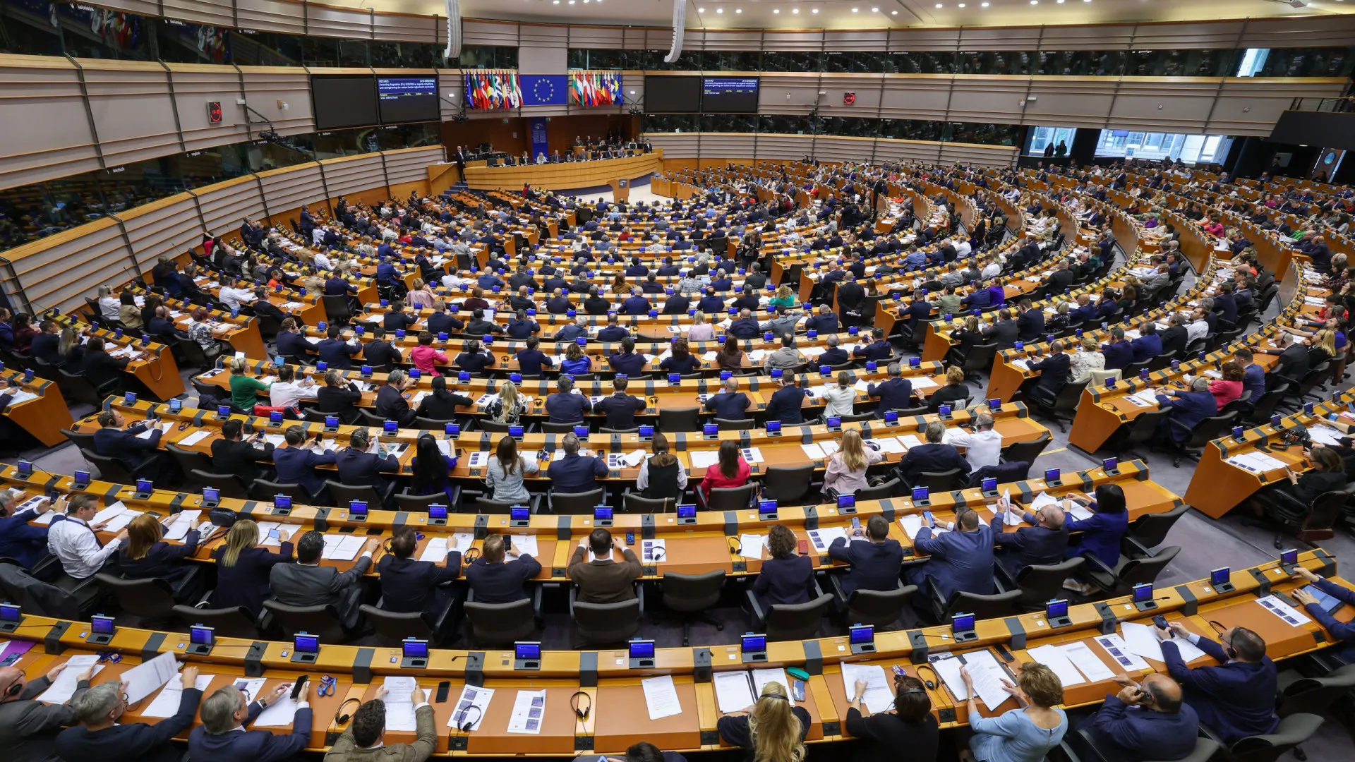 Eurodeputados discutem orçamento da UE após cedências de von der Leyen