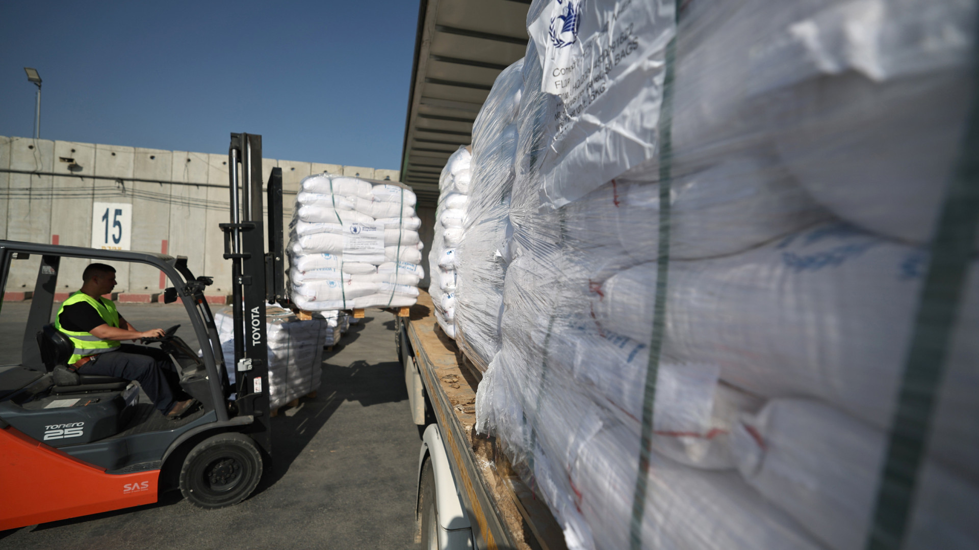 Pomoč prispeva v Gazo po izraelski "taktični premoru"