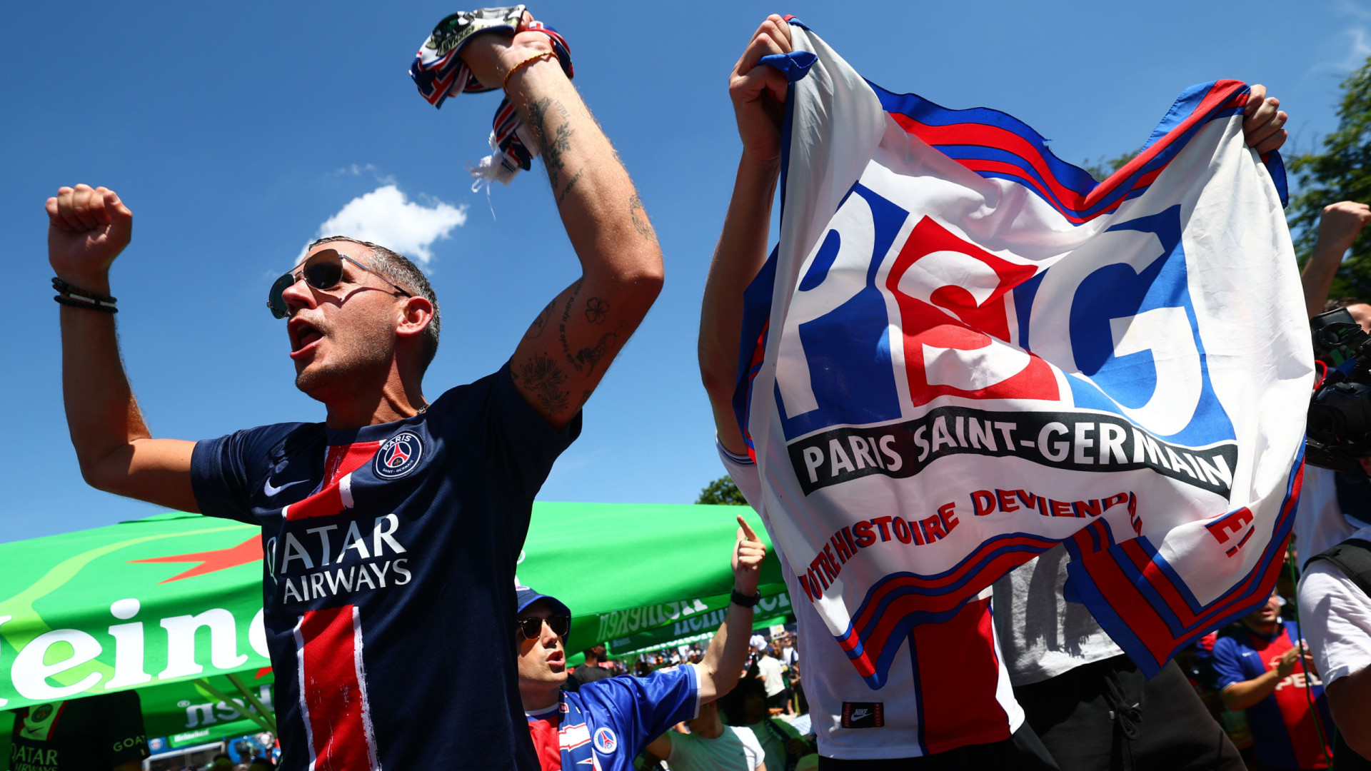 Carro abalroa multidão que celebra vitória de PSG em França. Há 4 feridos