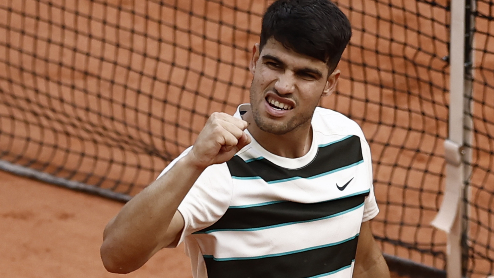 Campeão Carlos Alcaraz avança para os 'quartos' de Roland Garros