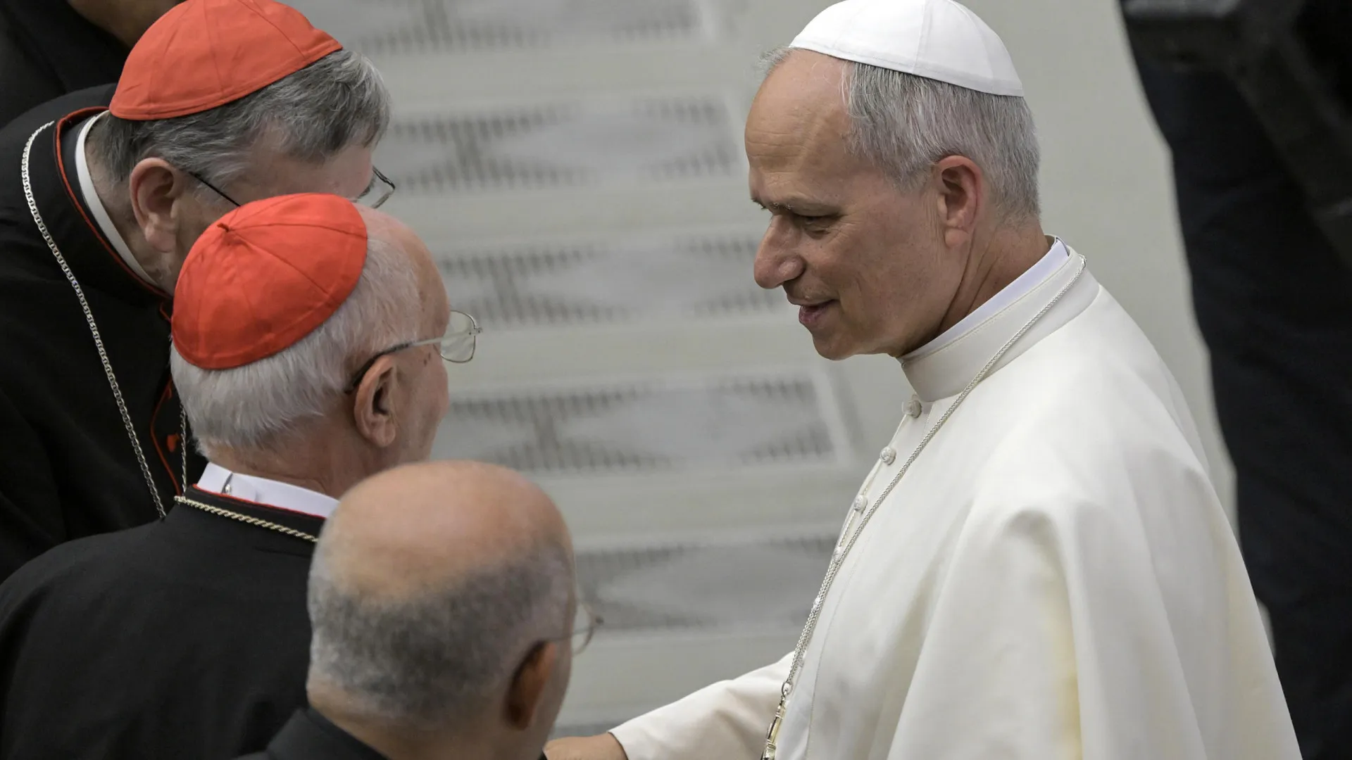 
                    Vaticano junta cardeais católicos, à espera das diretivas de Leão XIV
                