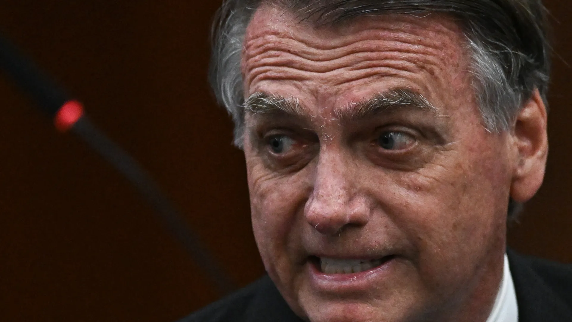 
                    Bolsonaro novamente operado, desta vez para tratar crise de soluços
                