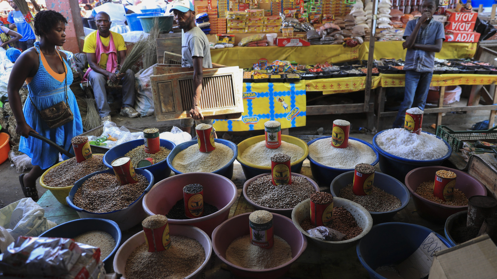 Comerciantes africanos em Angola querem apoio para legalizar 300 mil