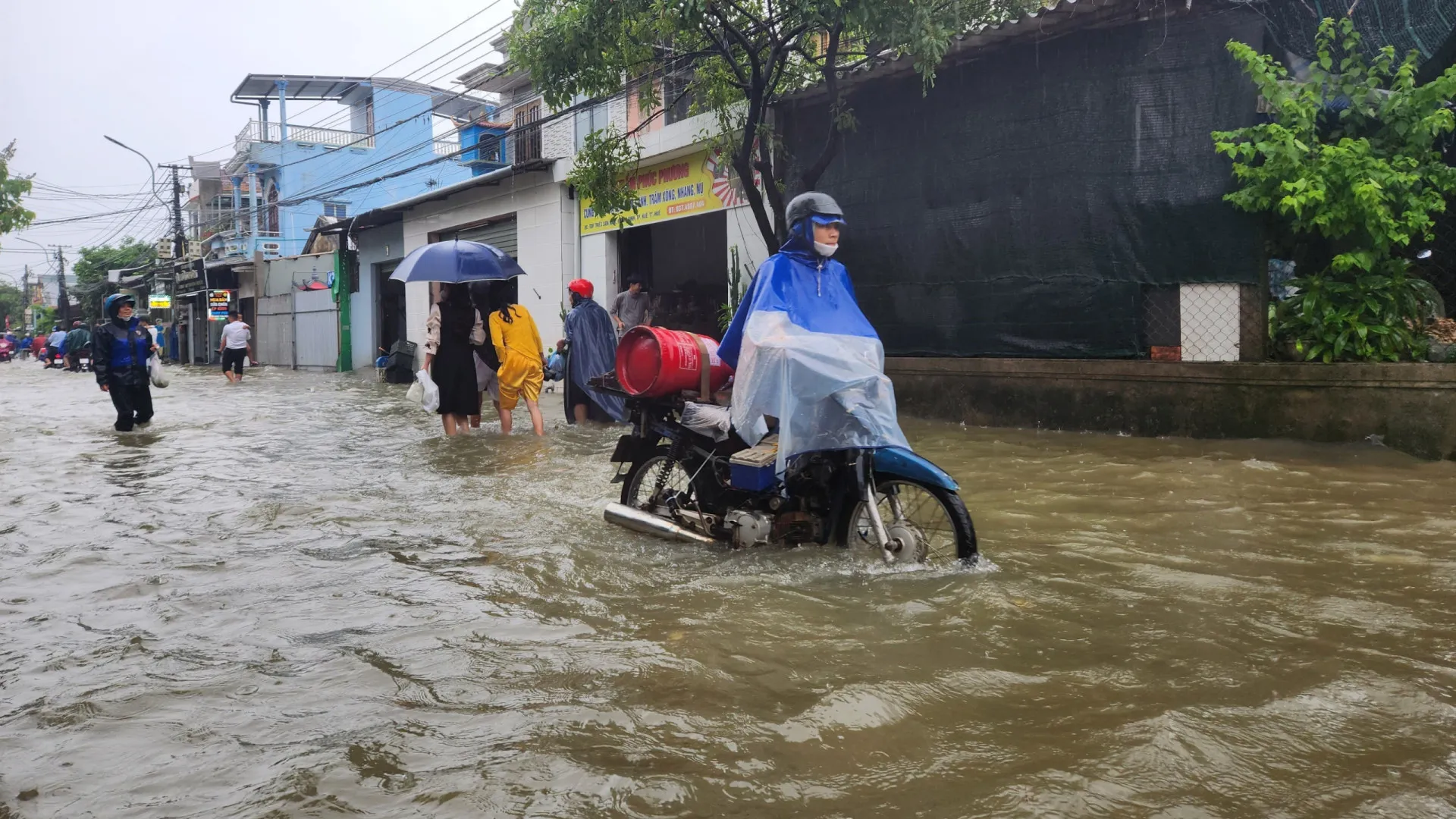 
                    Dez mortos e 128 mil casas inundadas no Vietname devido às cheias
                