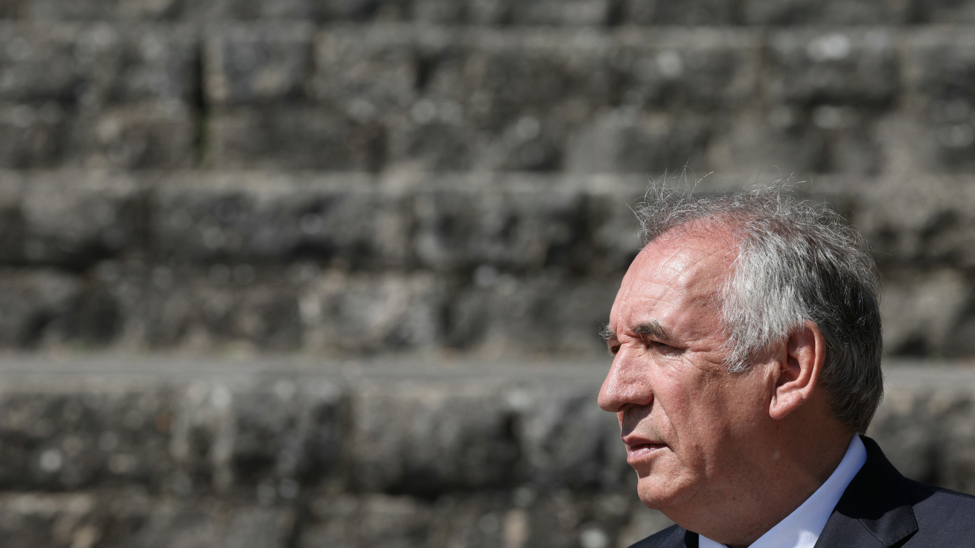 PS francês anuncia moção de censura a governo de François Bayrou. Porquê?