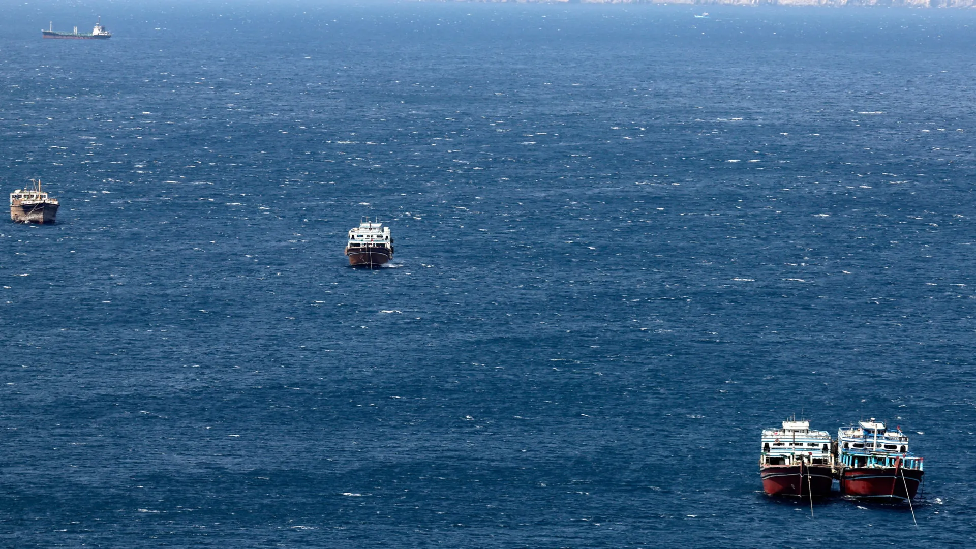 Dois petroleiros chegam a Ormuz e voltam para trás após bloqueio dos EUA