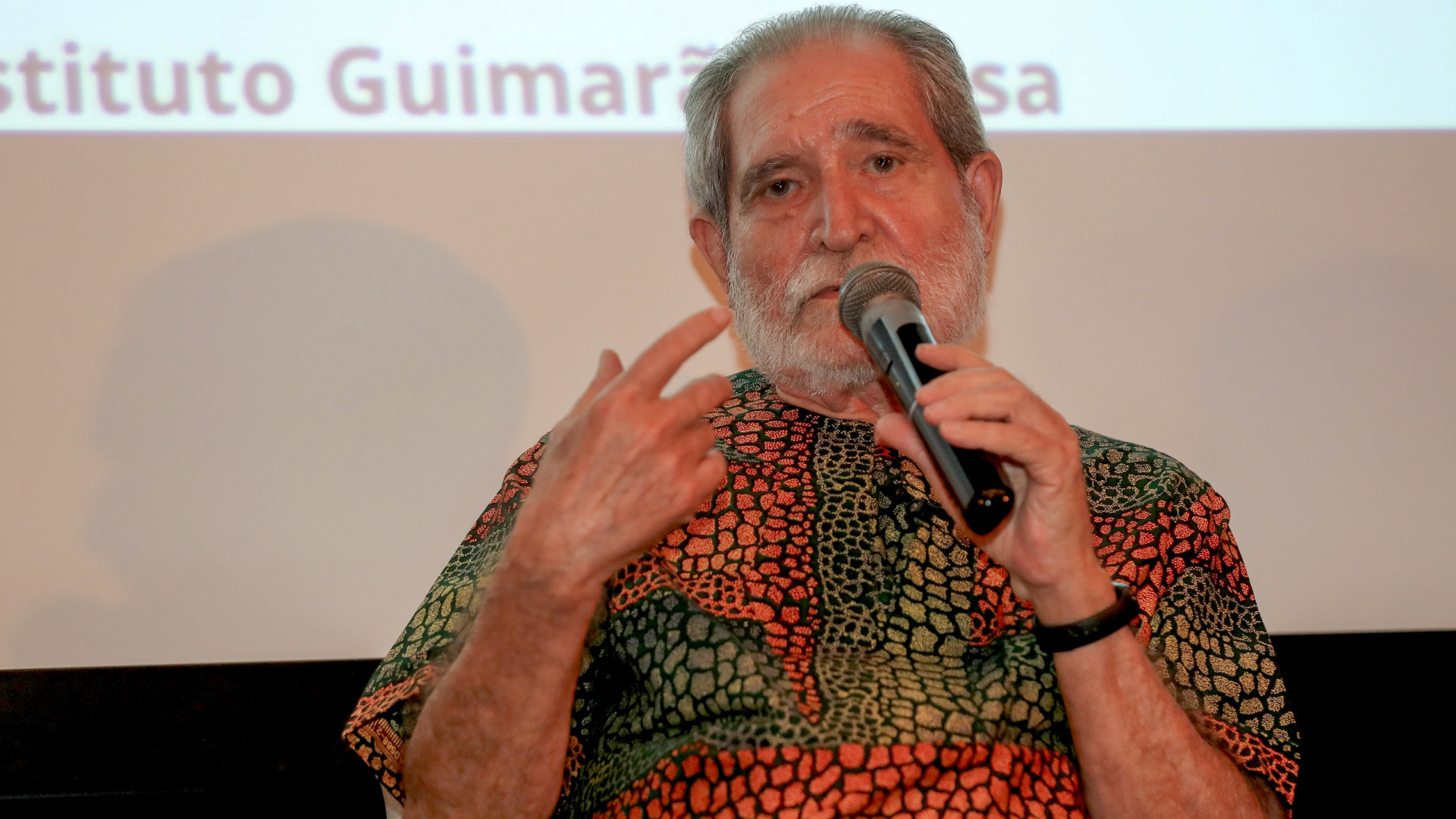 “Está na altura de os africanos pensarem pela sua própria cabeça”