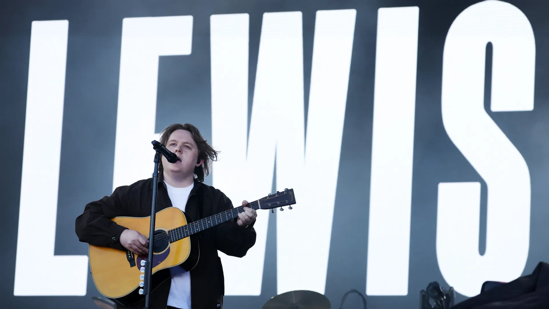 
                    Lewis Capaldi atua em julho na praia da Figueira em data única em Portugal
                