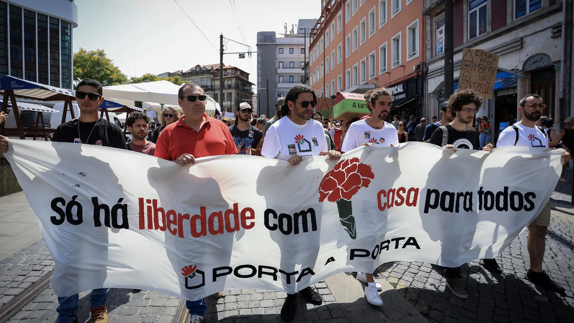 
                    Dezasseis localidades voltam a sair à rua em defesa do direito à habitação
                