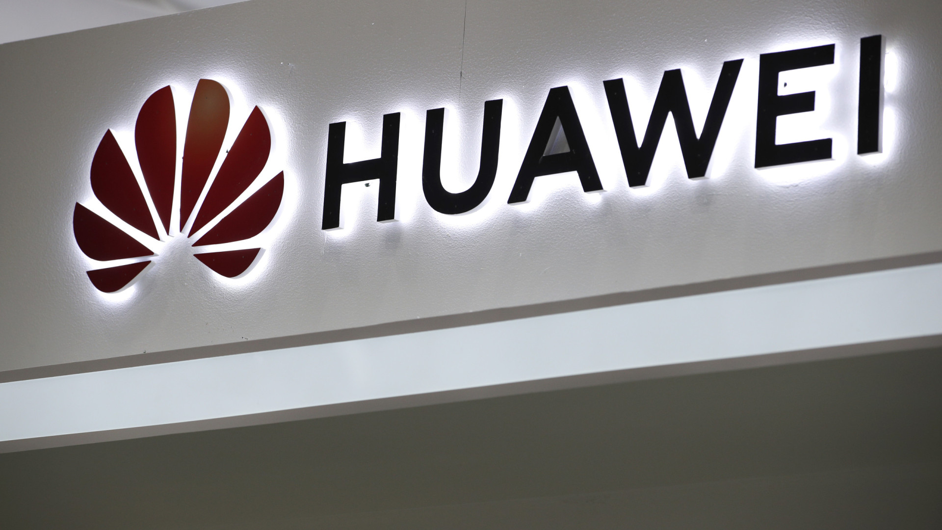 Evropska komisija poziva k omejitvi ali izključitvi Huaweija zaradi tveganj za varnost