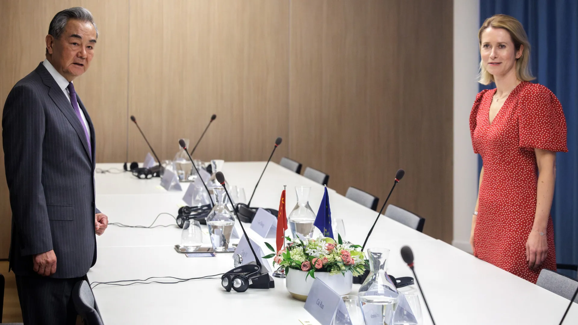 UE e China debatem "prioridade urgente" de desbloquear Estreito de Ormuz