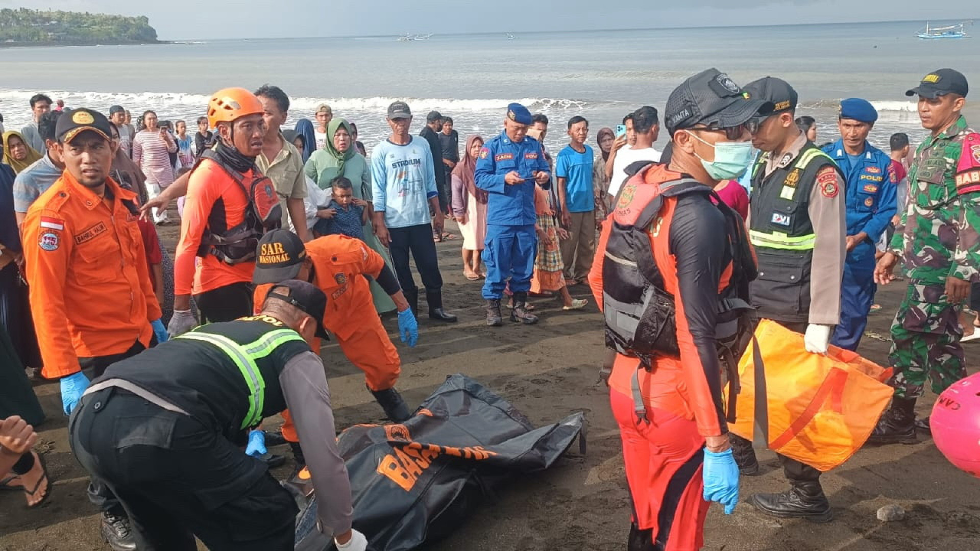 Quatro mortos e 38 desaparecidos após naufrágio de ferry na Indonésia