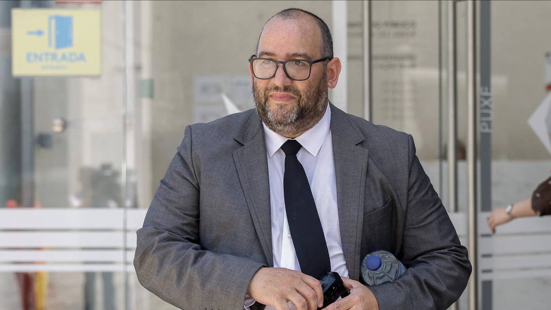 
                    Ex-deputado Miguel Arruda acusado de 21 crimes (mulher acusada de um)
                