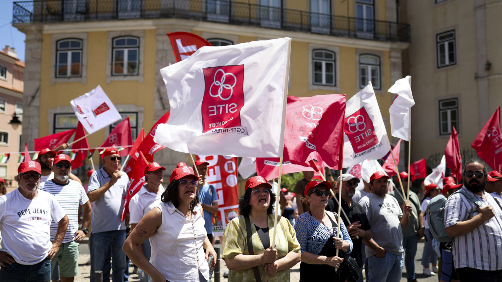 Cerca de 400 trabalhadores da indústria concentram-se em frente à AR