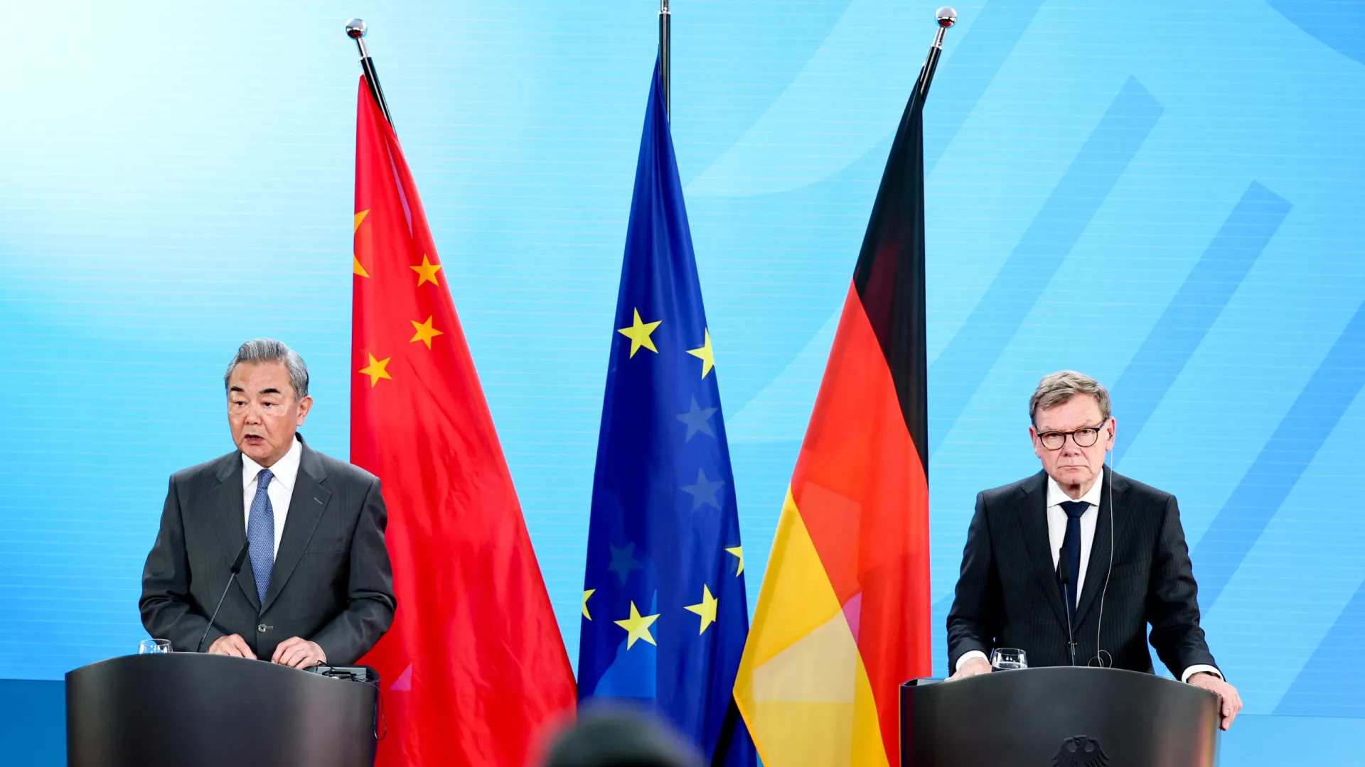 
                    China e Alemanha defendem desenvolvimento saudável das relações bilaterais
                