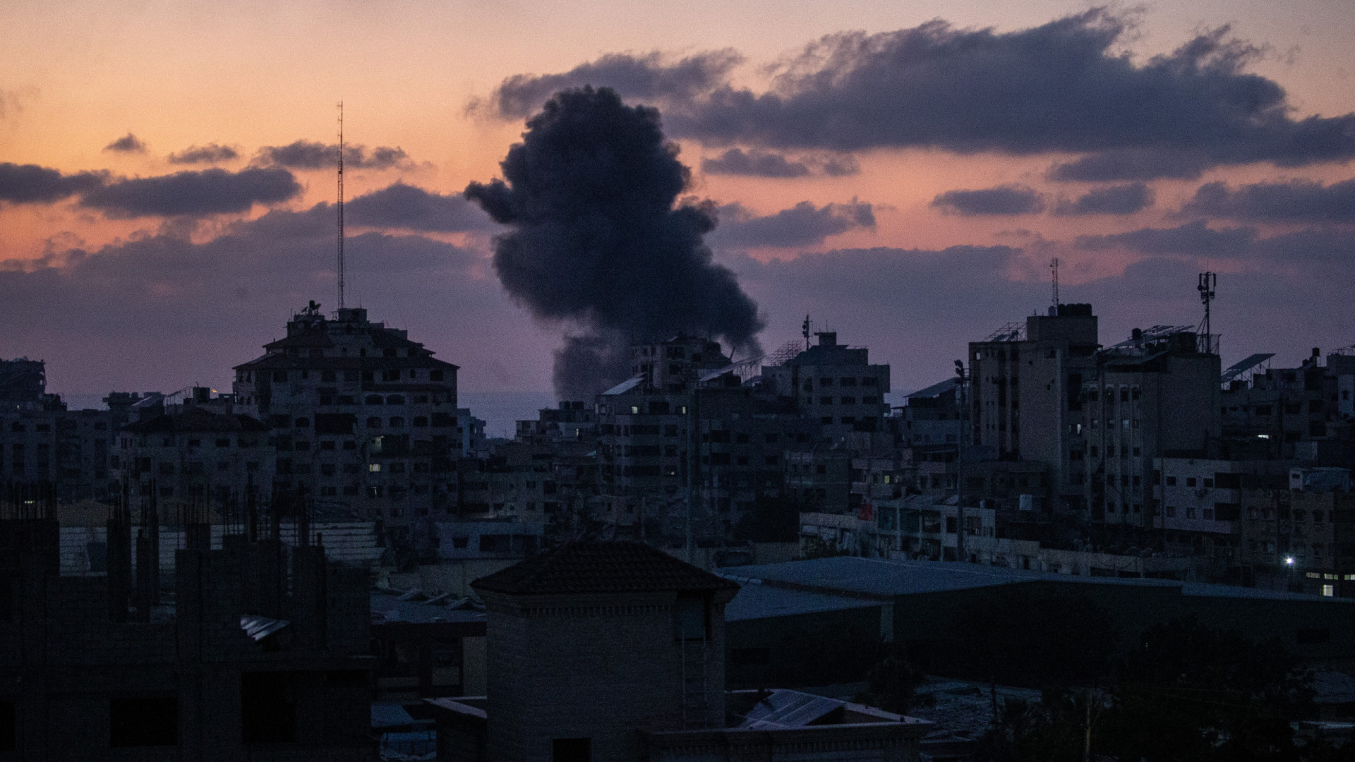 Dezoito palestinianos e cinco soldados israelitas morrem em Gaza