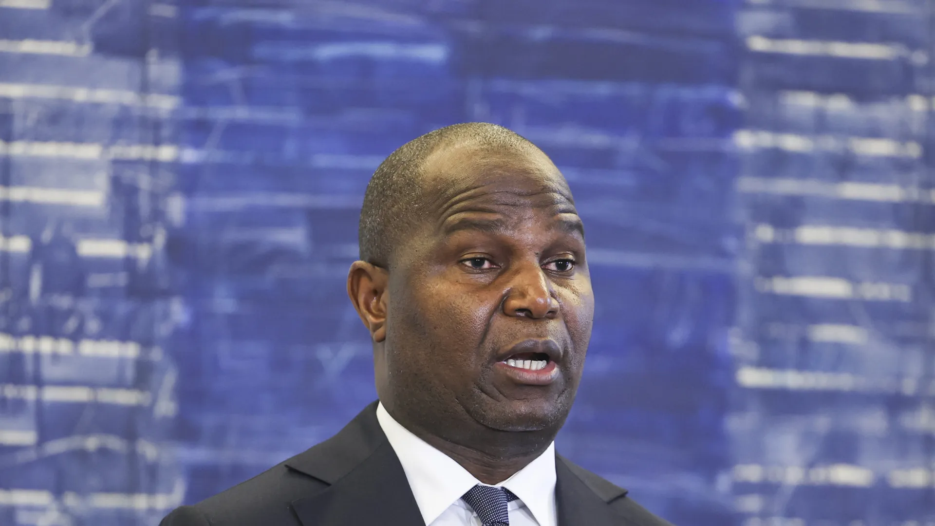 
                    Protestos pós-eleitorais em Moçambique resultam em escolas vandalizadas
                