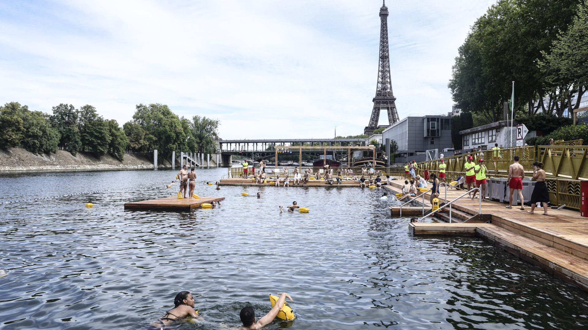 Paris reabre partes do Sena à natação pela 1.ª vez em mais de 100 anos