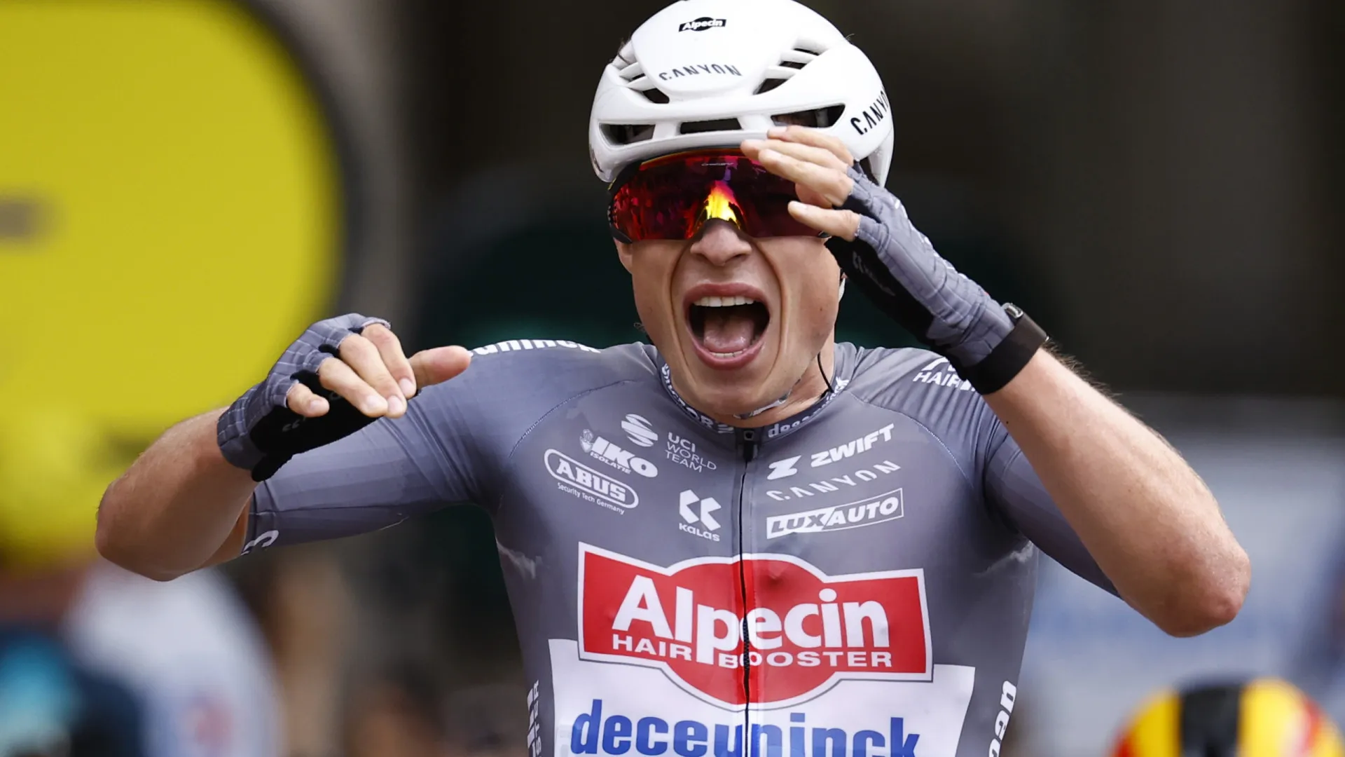 
                    Philipsen ganha a etapa da Volta a Espanha. Vingegaard perto de Almeida
                