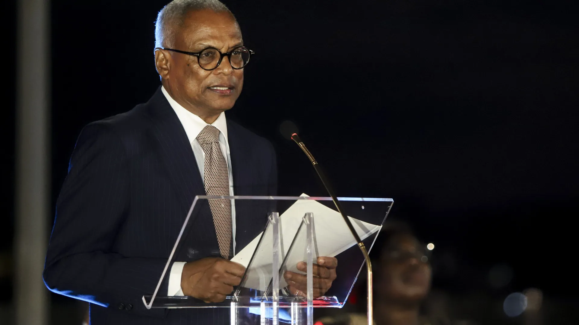 
                    Cabo Verde pede atenção e 