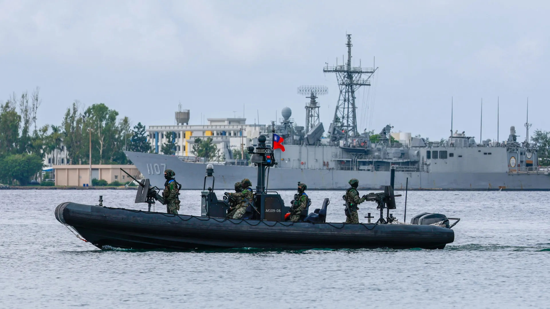 
                    Força Aérea de Taiwan procura piloto que se ejetou de um caça F-16
                