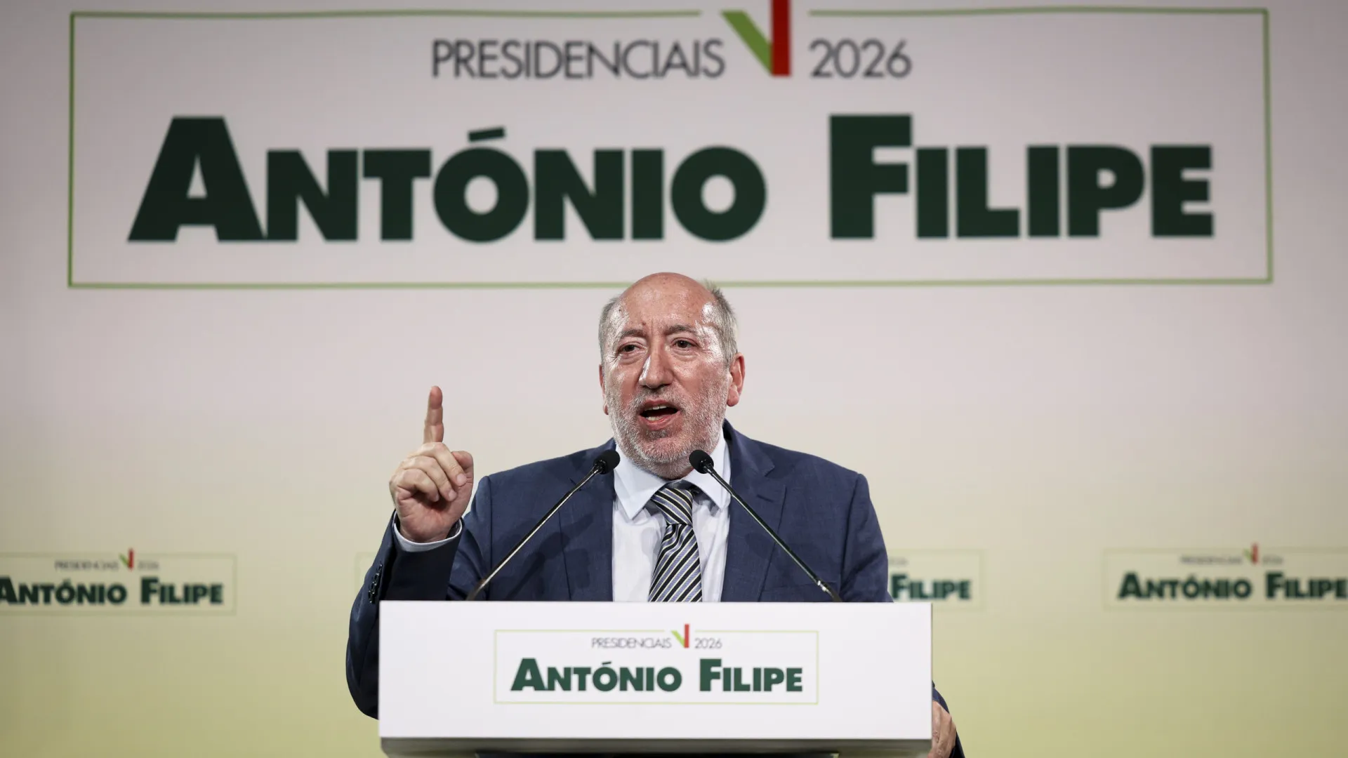 
                    António Filipe desdramatiza duodécimos. Pior seria 